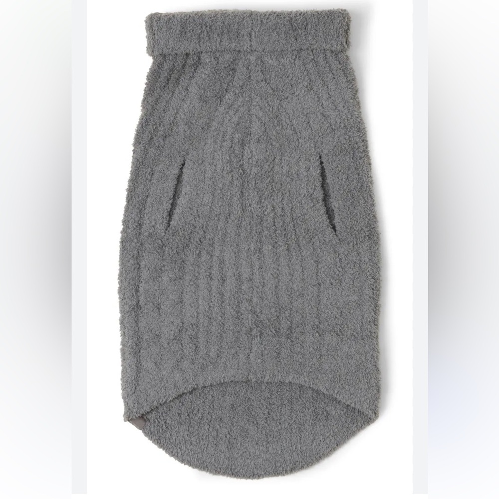 Barefoot Dreams Cozy Chic Cable Pet Sweater
Gray size large NEW L=30-44 Ibs